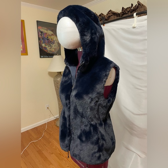 Neiman Marcus Reversible Faux Fur Hooded Vest in size M - Picture 3 of 15